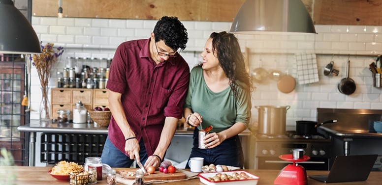 health coaching two people in a kitchen eating healthy