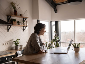 womenm on computer taking blood sugar detox course